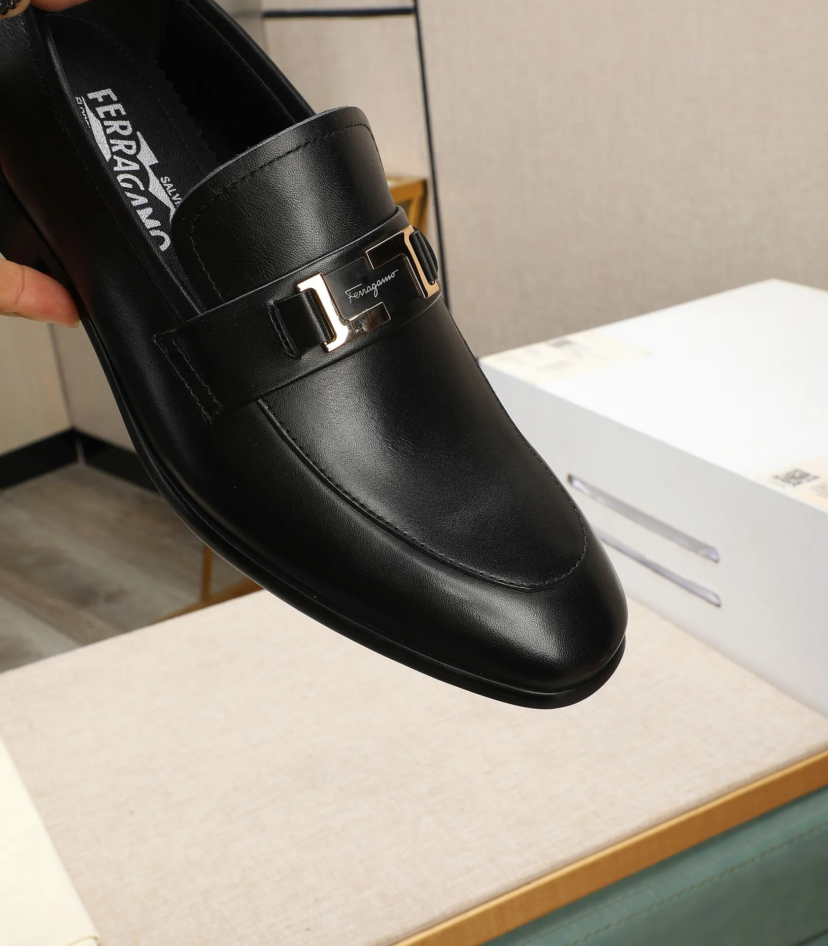 Men's shoes 💰540📛📛(water-dyed cowhide) Salvatore Ferragamo high-end (Salvatore Ferragamo) is the world's top luxury footwear brand. It comes from the fashion kingdom of Italy and is famous all over the world for its traditional handmade design and novel styles...🚶🏻🚶🏻New suit shoes are available simultaneously at the counter. This model is purely handmade. The fabric is imported from Italy's original first-layer cowhide. Soft water-dyed cowhide lining. Original authentic outsole🌀🌀Size: 38➖44 (45 customized)